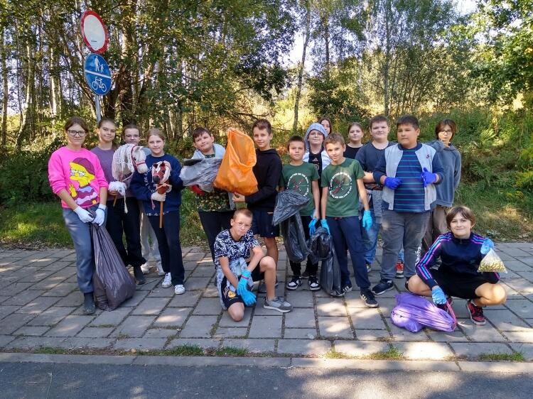 Szkoła Podstawowa Nr 3 Radlin SPRZĄTANIE ŚWIATA 2024 - Szkoła Podstawowa nr 3 im. Ziemi Radlińkiej w