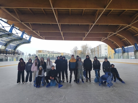 Zajęcia wychowania fizycznego na lodowisku.